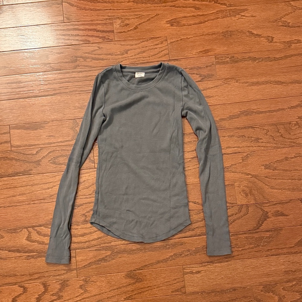 Aritzia Long Sleeve Top in Charcoal
